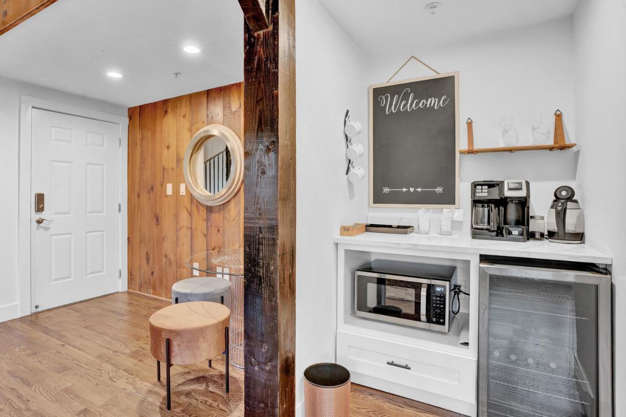 Chimney Hill Estate Inn Ламбъртвил Екстериор снимка